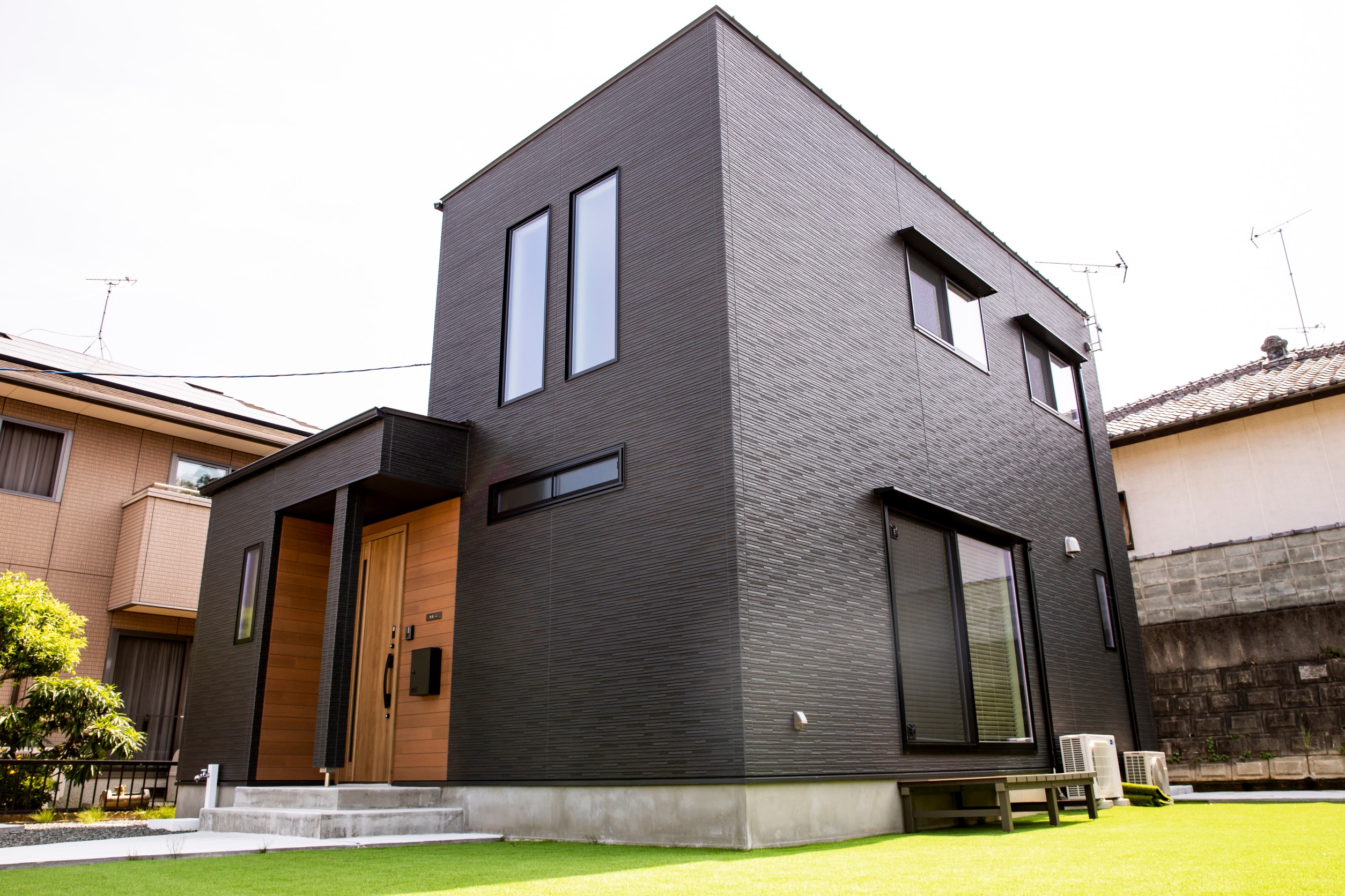 黒色×木目の外壁が目を惹く　吹抜けと大開口のある家